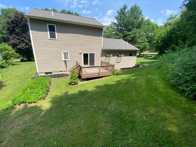Building Photo - 3 Bedroom Home Colchester Available 8/15th!