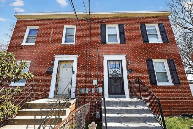 Building Photo - Spacious Townhome with driveway