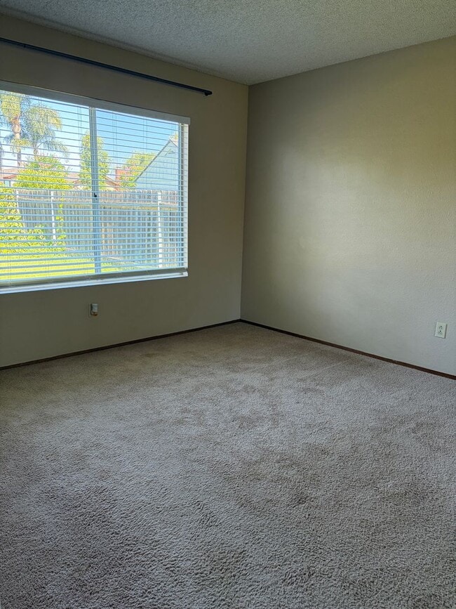 Building Photo - Move in Ready, single story 3 Bed / 2 Bath with Huge Backyard!