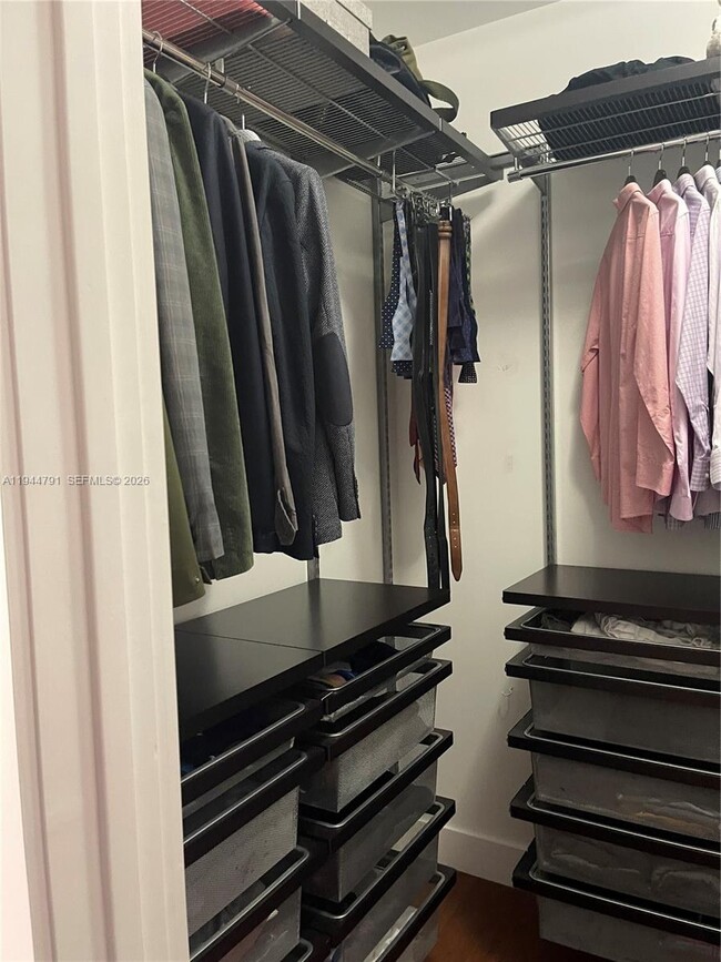 Building Photo - 909 NE 16th Terrace