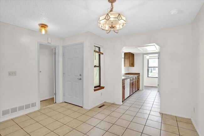 Building Photo - Cute 2 Bedroom 2.5 Bath Townhome in Cherry Creek Schools, 2 Reserved Parking Spots, Great Locatio...