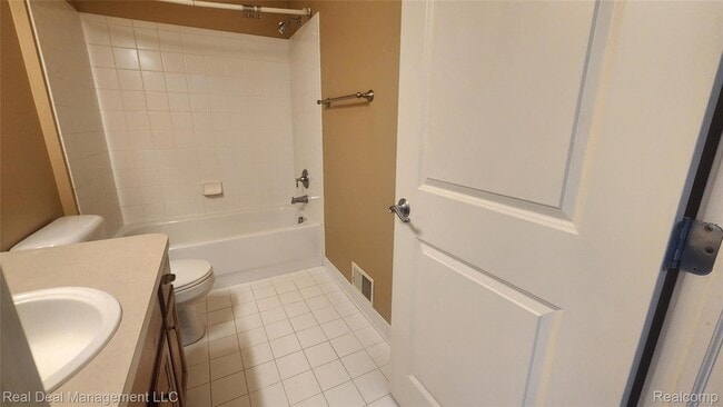 Building Photo - 6146 Lone Oak Cir