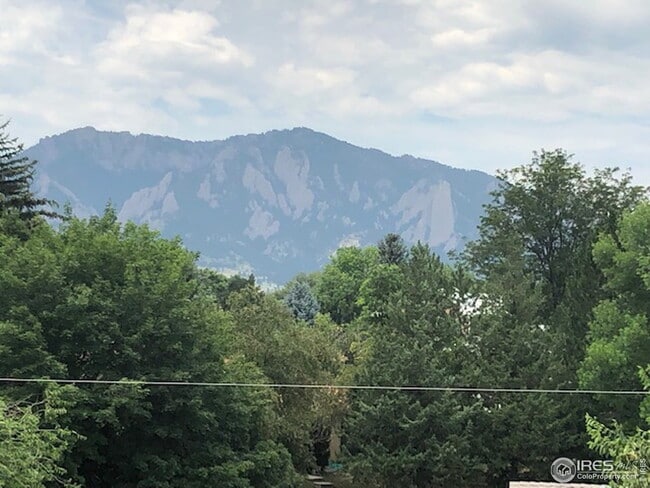 Building Photo - "Charming 3-Bed Townhouse Retreat with Spacious Living in Boulder!"