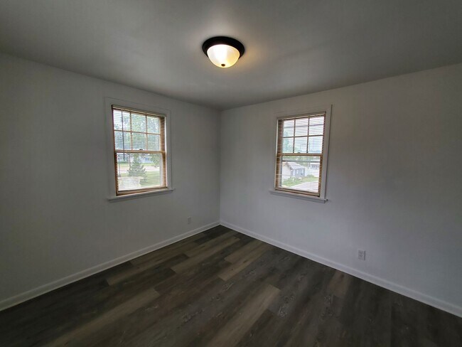 Building Photo - FOR RENT- Large Home with Fenced in Yard n...