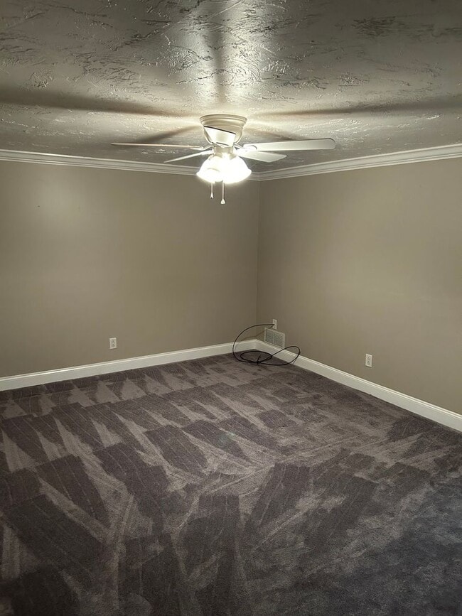 Building Photo - Modern Charm: 2 BR Home with Finished Basement, Pet Friendly, Assigned Parking, and Prime Location!