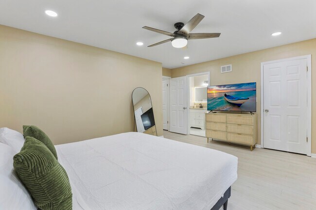 Building Photo - 1356 Larchmont Dr