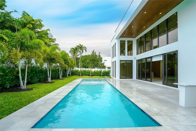 Building Photo - 333 NE Spanish Ct