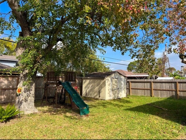 Building Photo - 1808 Dolphin Dr