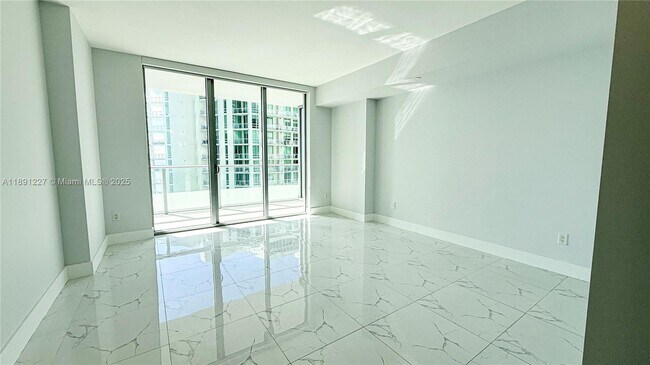 Building Photo - 1300 Brickell Bay Dr