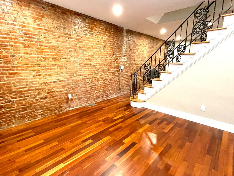 living room - 4680 Umbria St