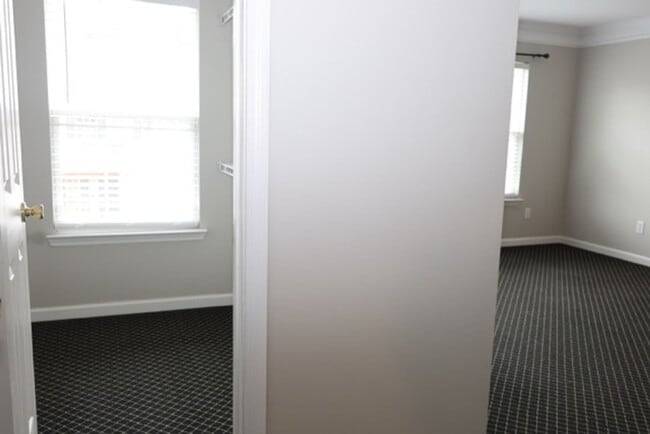 Building Photo - Charming 2-story Townhome