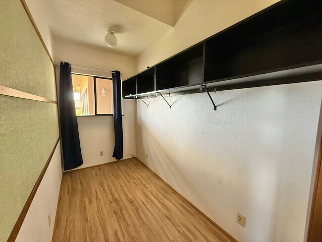 Building Photo - Pet friendly & Spacious - 3 Bedroom / 2 Ba...