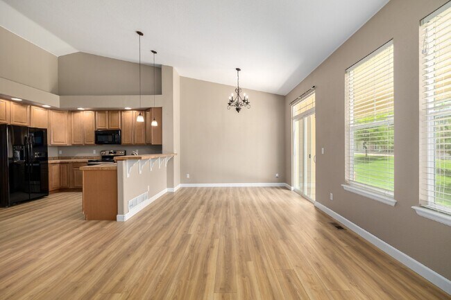 Building Photo - This beautiful 3-bedroom, 3-bathroom in Parker