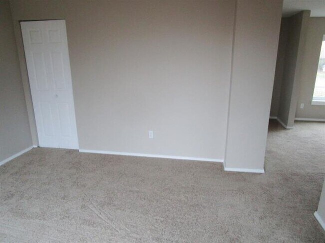 Building Photo - Spacious 3-Bedroom 1.5 bath Home with Fenced Yard & Garage – Ready for You!