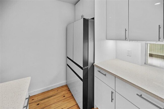 Building Photo - 920 Memorial Dr SE