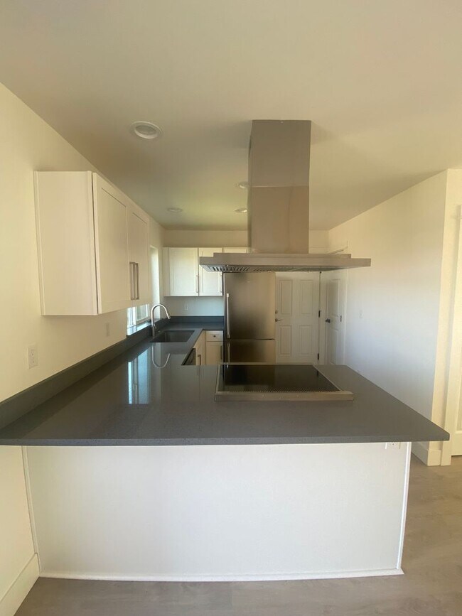 Building Photo - Newer 3 Bedroom Duplex with Gorgeous River Views!