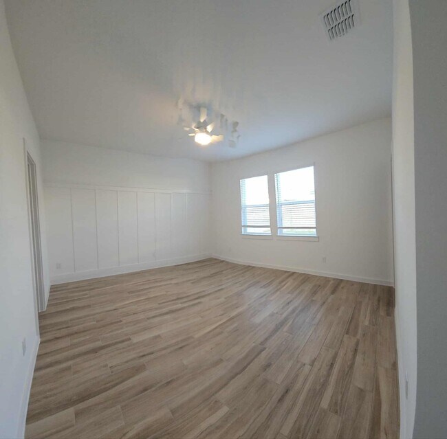 Building Photo - 8434 Bay Oaks Dr