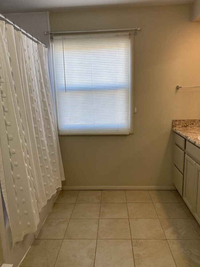 Building Photo - 3 bedroom - Hartsock