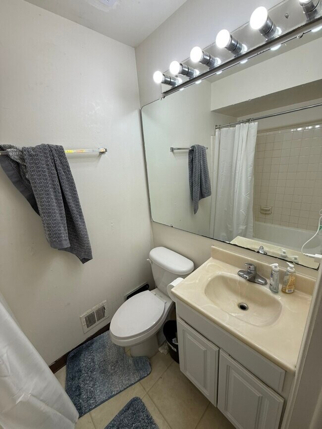 Building Photo - 805 Hicks Dr