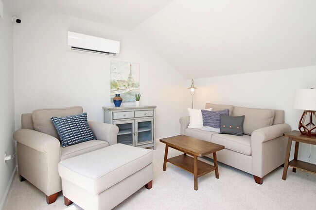 Building Photo - End-Unit Avon Park Townhome Near Biscuit Run Park