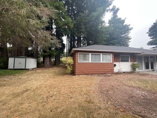 Building Photo - Charming Pet Friendly, 3-Bedroom 1-Bath, p...