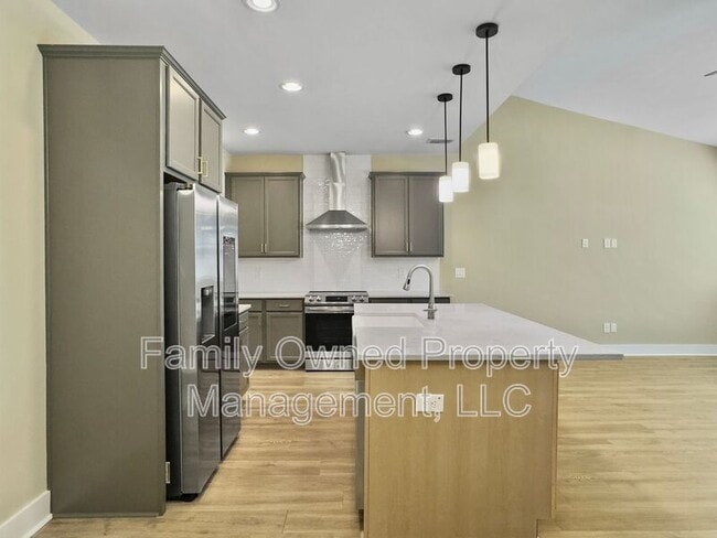 Building Photo - 7785 Park Gate Dr