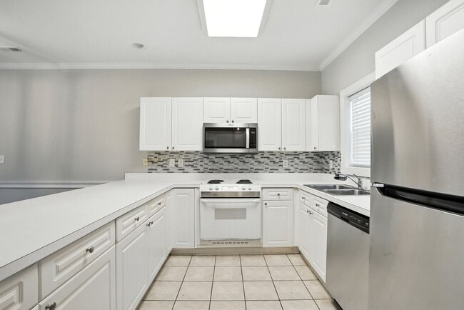Building Photo - Move-in Ready: 2 Bedroom Condo!