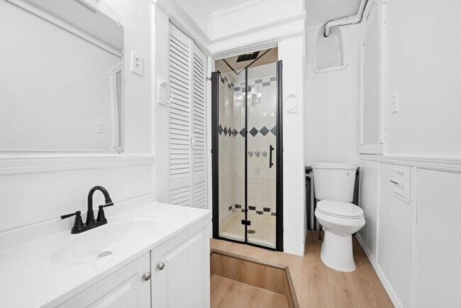 Building Photo - 319 5th St