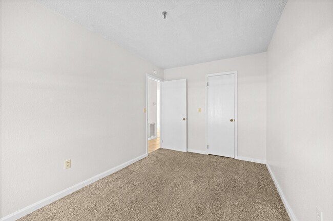 Building Photo - 2105 N Keebler Ave