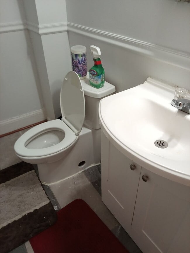 Building Photo - Quiet block, cozy home with extra touches