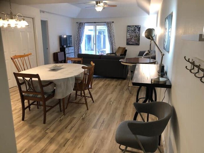 Building Photo - 525 Primrose Dr