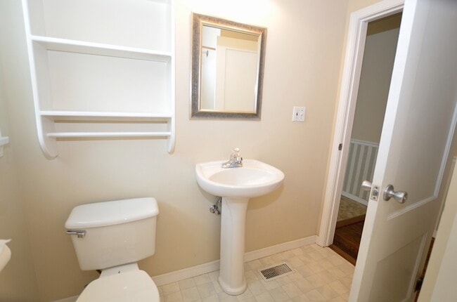 Building Photo - 712 S Apple St