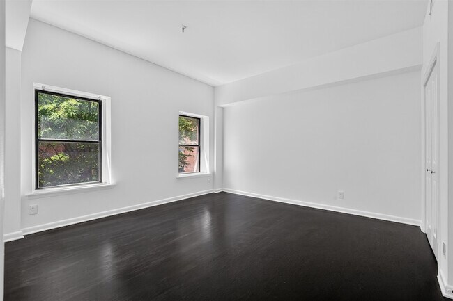 Building Photo - 357 Varick St