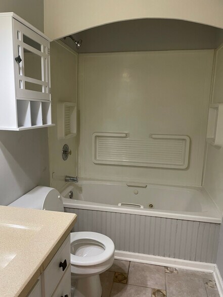 Building Photo - 1905 Tall Oaks Dr