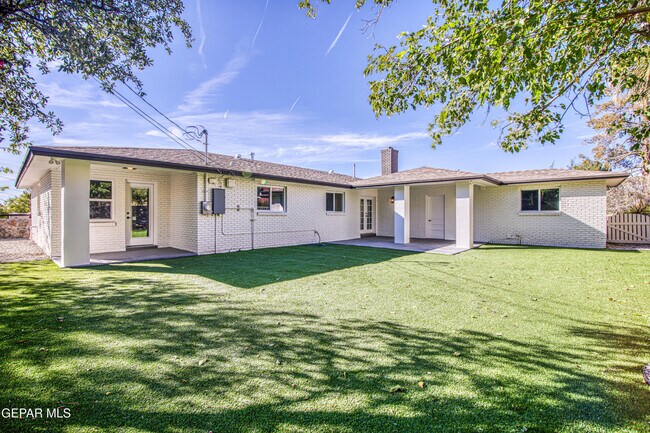 Building Photo - 1210 La Cruz Dr