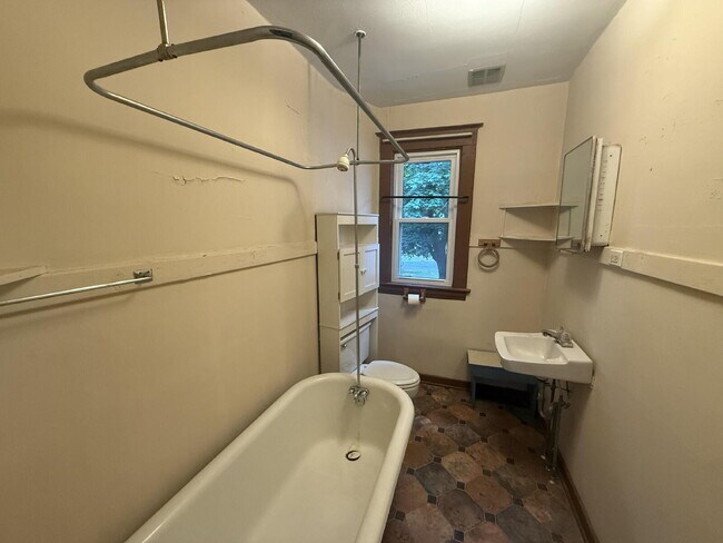 Building Photo - West Side 2BR Upper with Amazing Front Porch