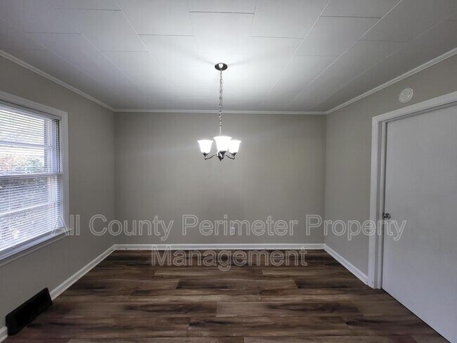 Building Photo - 2639 Tredway Dr