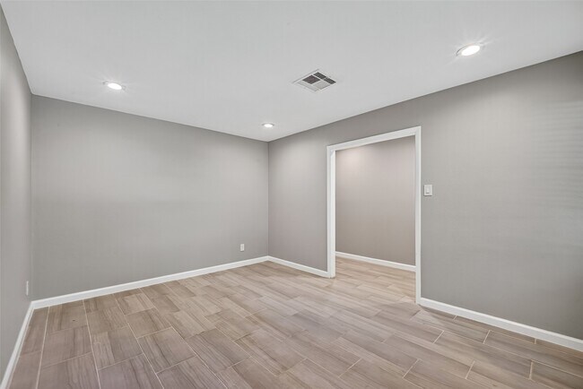Building Photo - 7607 Tanager St