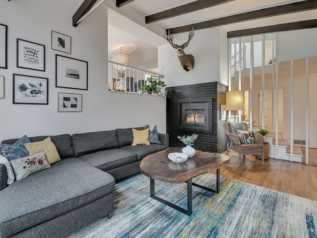 Building Photo - Chic Urban Oasis in Hillsdale