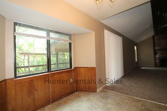 Building Photo - Country Trails Three Bedroom