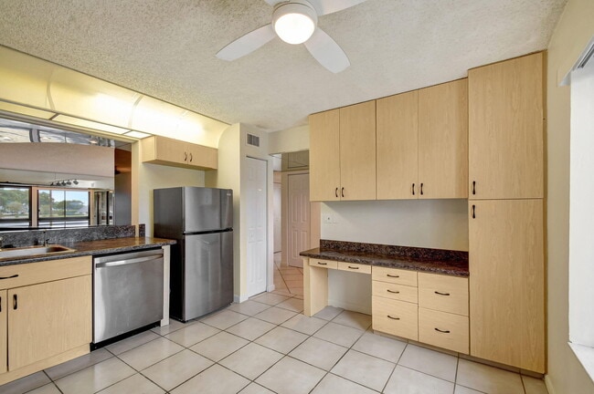Building Photo - 5519 Fairway Park Dr