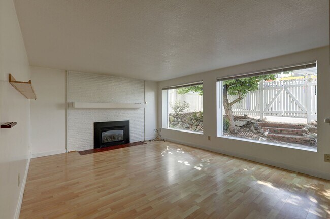 Building Photo - 529 Maple St