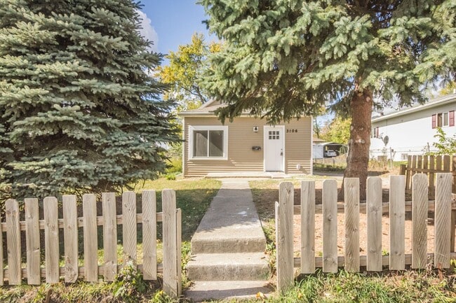 Building Photo - 3 Bedroom 2 Bathroom Fully Remodeled
