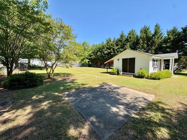 Building Photo - Adorable 2 Bedroom Home in the Heart of Nashville!