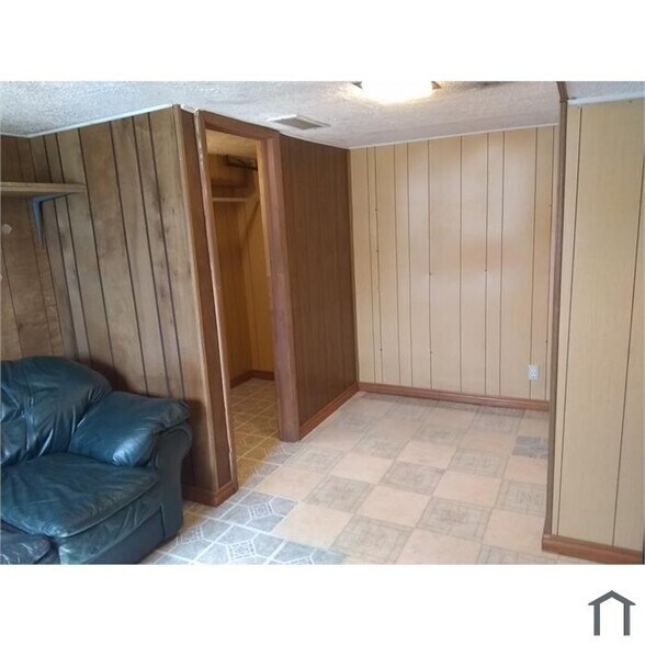 West room - 122 E Vidas Ave