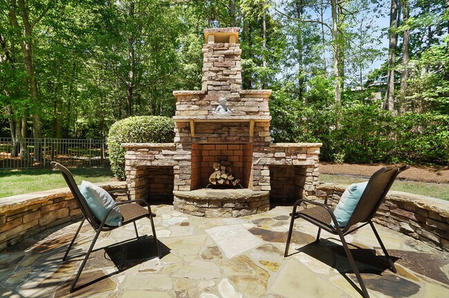 Building Photo - Luxury 5 Bedroom Retreat with Pool in Wedd...