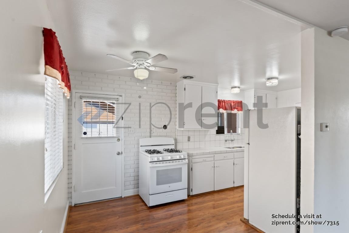 Building Photo - 3534 E Hills Dr