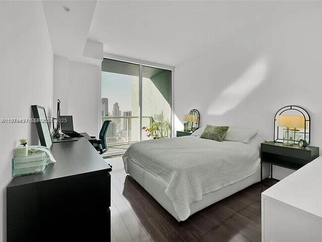 Building Photo - 1900 N Bayshore Dr