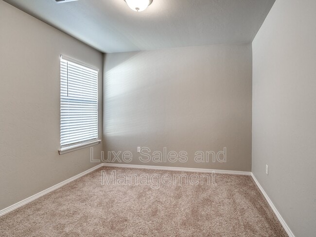 Building Photo - 135 St Charles Way