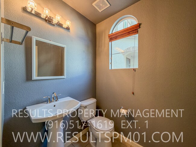 Building Photo - Lovely Courtyard Home 3 Bedroom w Bonus Rm